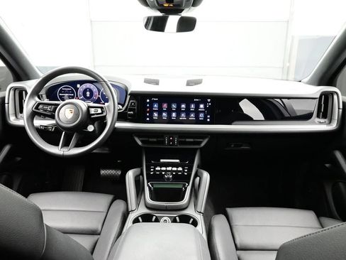 Certified 2025 Porsche Cayenne AWD/4WD image 19