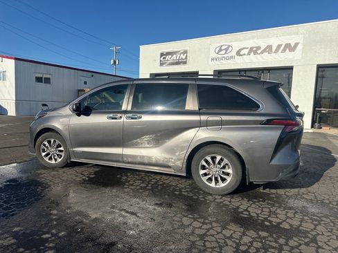 Used 2021 Toyota Sienna XLE image 7