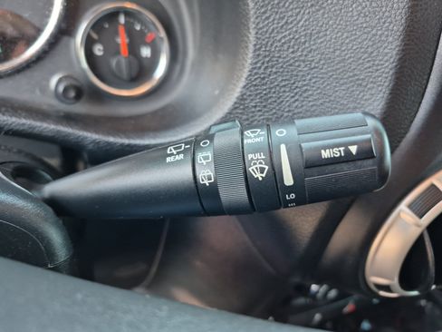 Used 2018 Jeep Wrangler Unlimited Rubicon w/ Connectivity Group AWD/4WD image 31