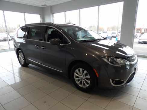 Used 2019 Chrysler Pacifica Touring-L image 3