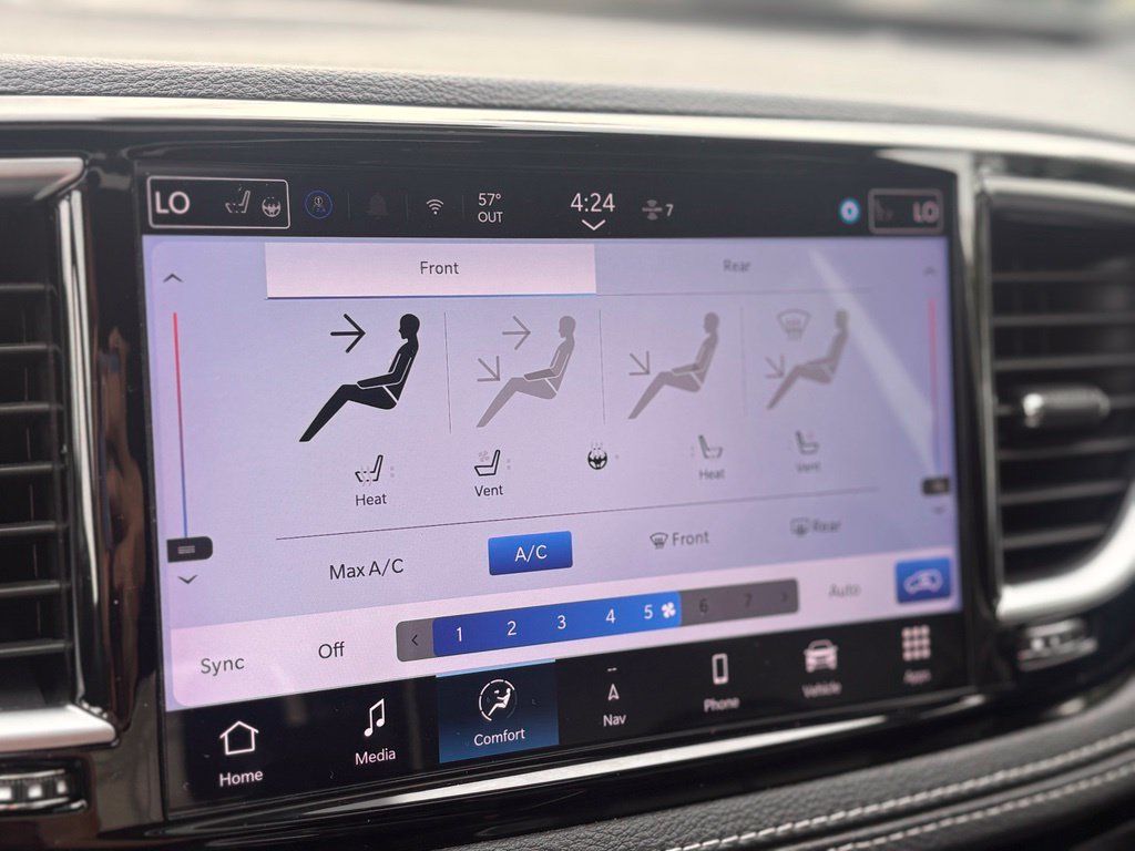 Used 2025 Chrysler Pacifica Limited FWD image 55