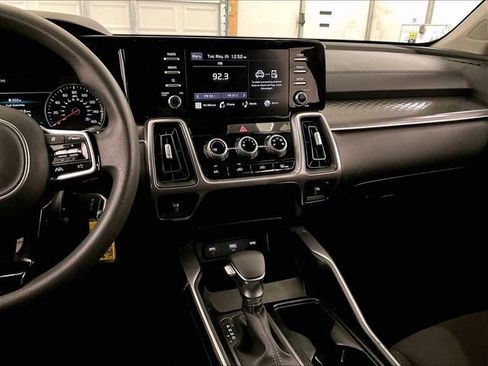 Used 2023 Kia Sorento LX AWD/4WD image 6