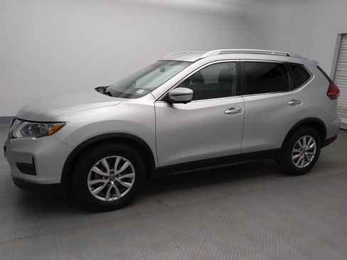 Used 2017 Nissan Rogue SV w/ SV Premium Package image 2