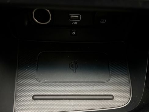 Used 2020 Kia Niro EX image 16