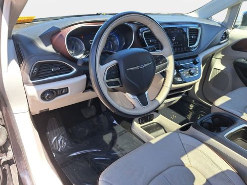 Used 2018 Chrysler Pacifica Limited FWD image 18