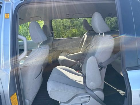 Used 2011 Toyota Sienna LE w/ Towing Pkg FWD image 13