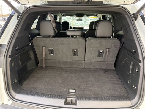 Used 2024 GMC Acadia Elevation image 10