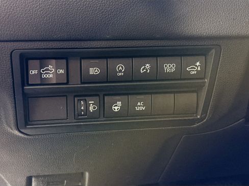 Used 2022 Toyota Tundra Limited w/ Power Package AWD/4WD image 10