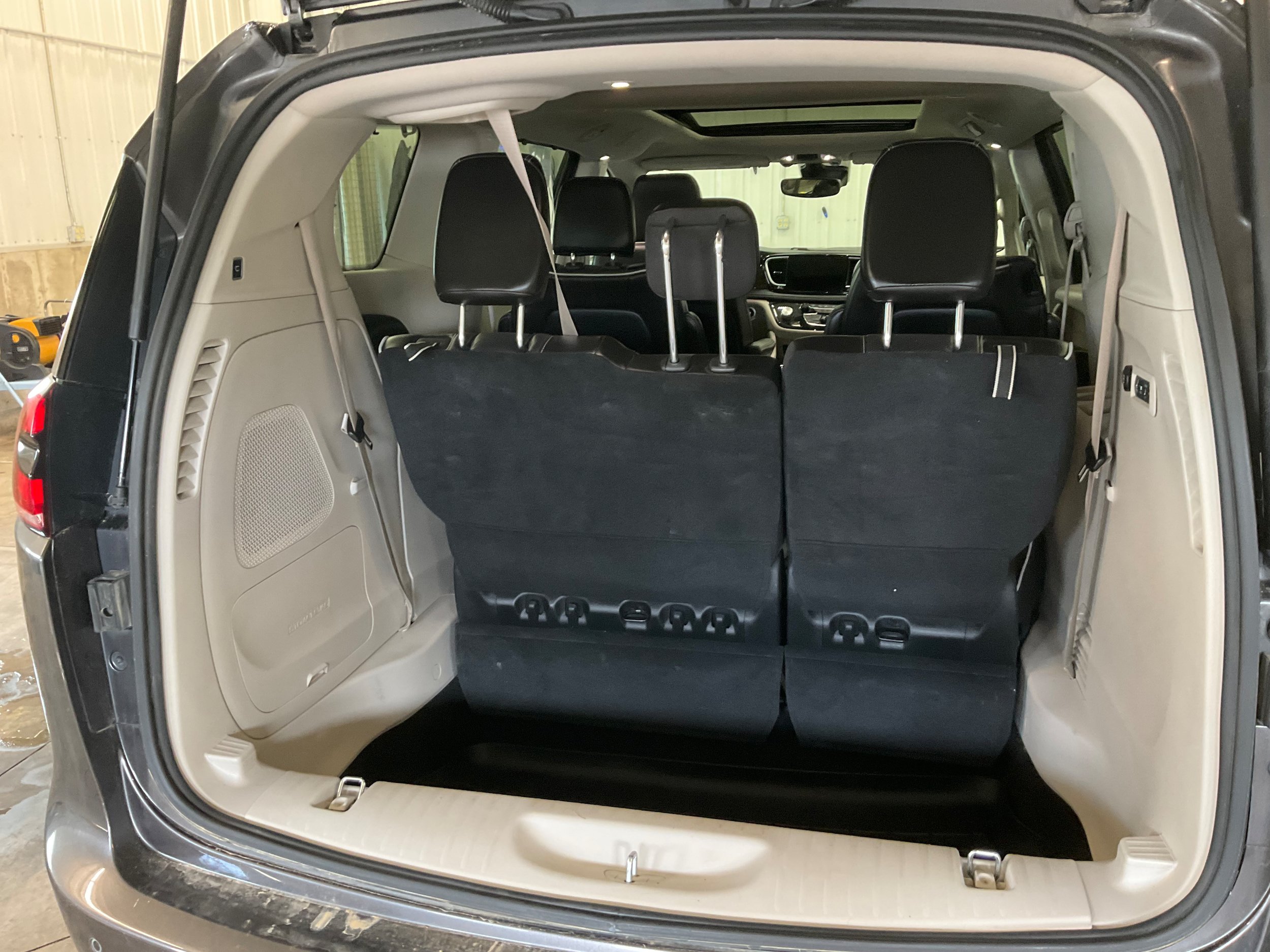 Used 2022 Chrysler Pacifica Limited AWD/4WD image 23