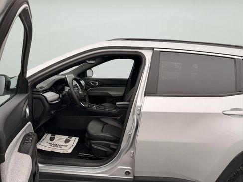 Used 2025 Jeep Compass Latitude image 13