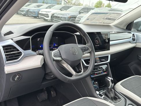 New 2026 Volkswagen Taos SE FWD image 10
