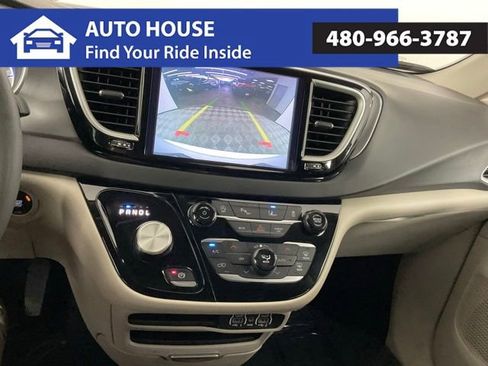 Used 2024 Chrysler Pacifica Touring-L image 28