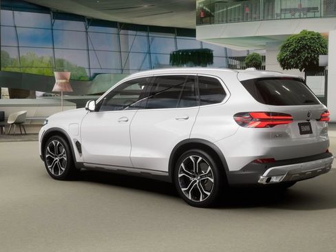 Used 2026 BMW X5 xDrive50e w/ Executive Package image 16