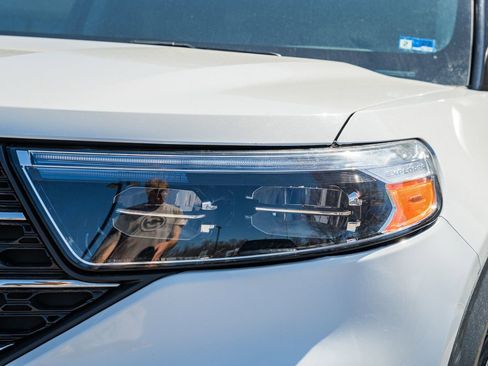 Used 2022 Ford Explorer XLT image 18