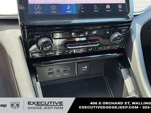 Used 2023 Jeep Grand Cherokee Overland w/ Luxury Tech Group IV AWD/4WD image 18