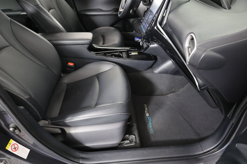 Used 2021 Toyota Prius Prime XLE w/ Carpet Mat Package (TMS) FWD image 26