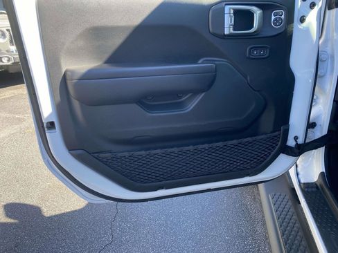 Used 2021 Jeep Gladiator Sport image 16