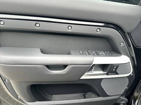New 2024 Land Rover Defender 110 SE image 13