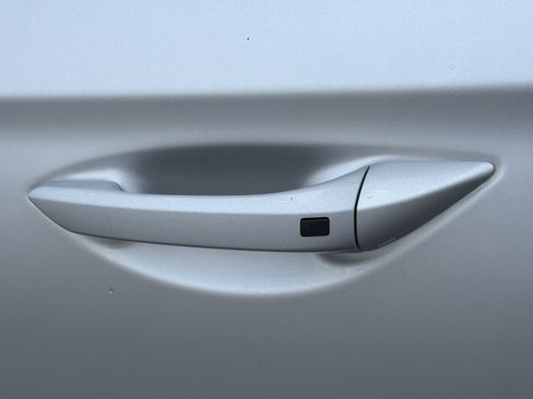 Used 2022 Hyundai Ioniq SE image 28