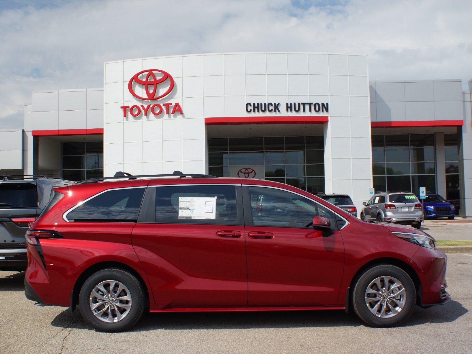 Certified 2026 Toyota Sienna LE FWD image 1