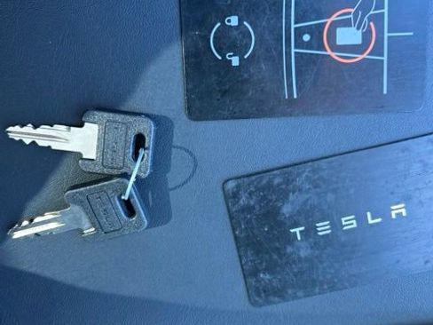 Used 2022 Tesla Model Y Performance AWD/4WD image 16