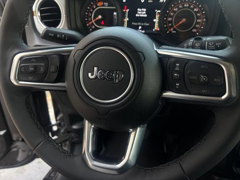 Used 2025 Jeep Wrangler Unlimited Sahara AWD/4WD image 28