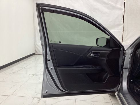 Used 2017 Honda Accord Sport image 18