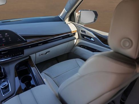 Certified 2024 Cadillac Escalade Premium Luxury Platinum w/ Heavy-Duty Trailer Package image 30