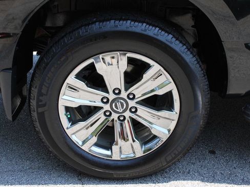 Used 2019 Nissan Titan SV w/ SV Convenience Package AWD/4WD image 38