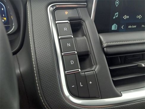 Used 2023 Chevrolet Suburban Premier image 25