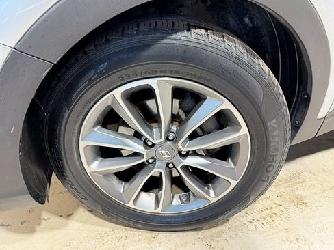 Used 2017 Hyundai Santa Fe SE image 2