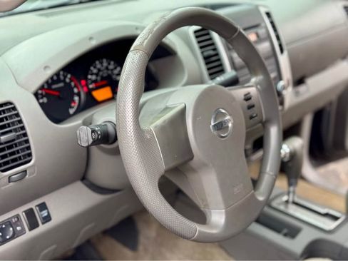 Used 2012 Nissan Frontier SV image 11