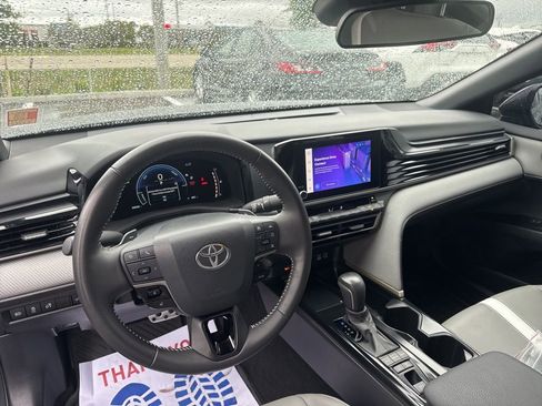 Used 2025 Toyota Camry SE image 3