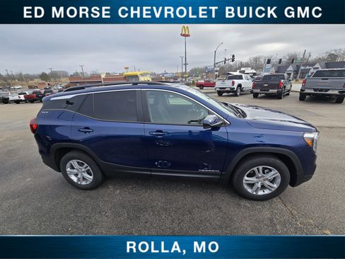 Used 2023 GMC Terrain SLE w/ Driver Convenience Package image 2