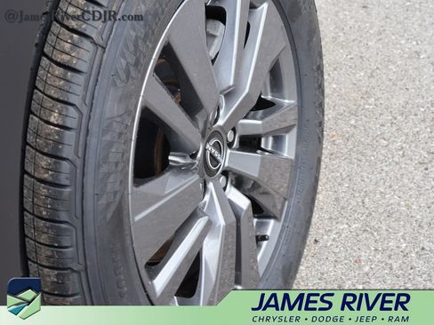 Used 2025 Nissan Pathfinder SV FWD image 40