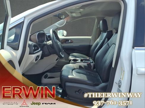 Used 2017 Chrysler Pacifica Touring-L FWD image 13