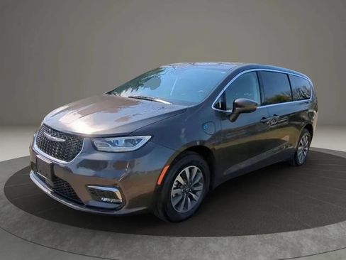 Used 2022 Chrysler Pacifica Touring-L w/ Uconnect Theater Family Group FWD image 30