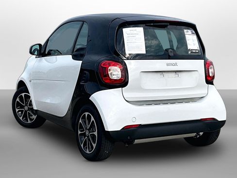 Used 2016 smart fortwo passion RWD image 10