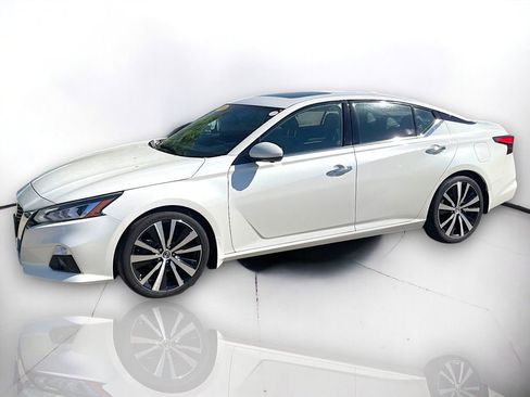 Used 2020 Nissan Altima 2.0 Platinum FWD image 2