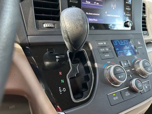 Used 2020 Toyota Sienna LE FWD image 30