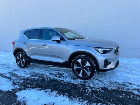 Used 2024 Volvo XC40 B5 Plus image 4