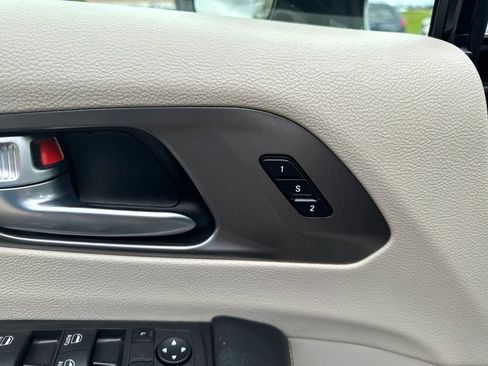 Used 2022 Chrysler Pacifica Touring-L w/ Uconnect Theater Family Group FWD image 14