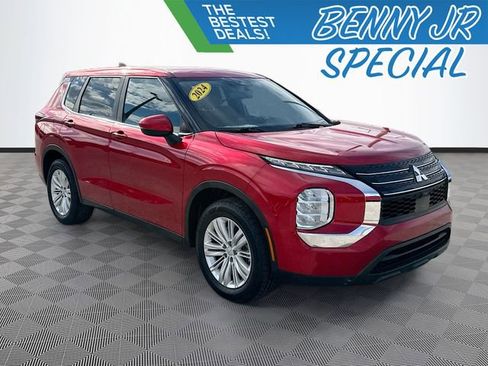 Used 2024 Mitsubishi Outlander ES image 3