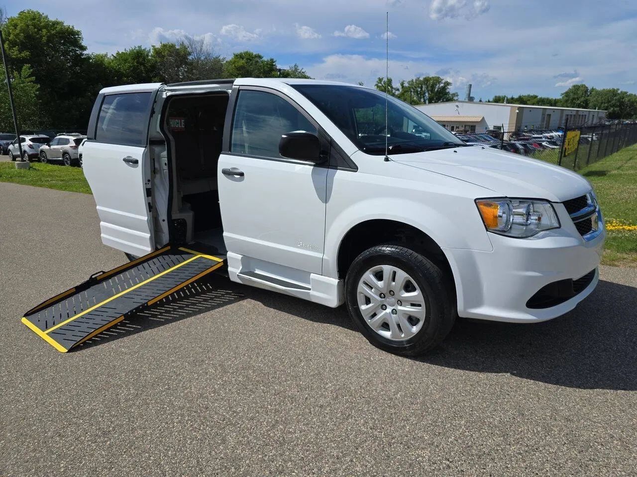 Used 2019 Dodge Grand Caravan SE FWD image 1