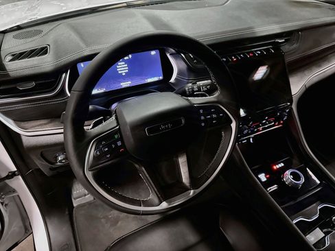 Used 2025 Jeep Grand Cherokee Limited AWD/4WD image 19