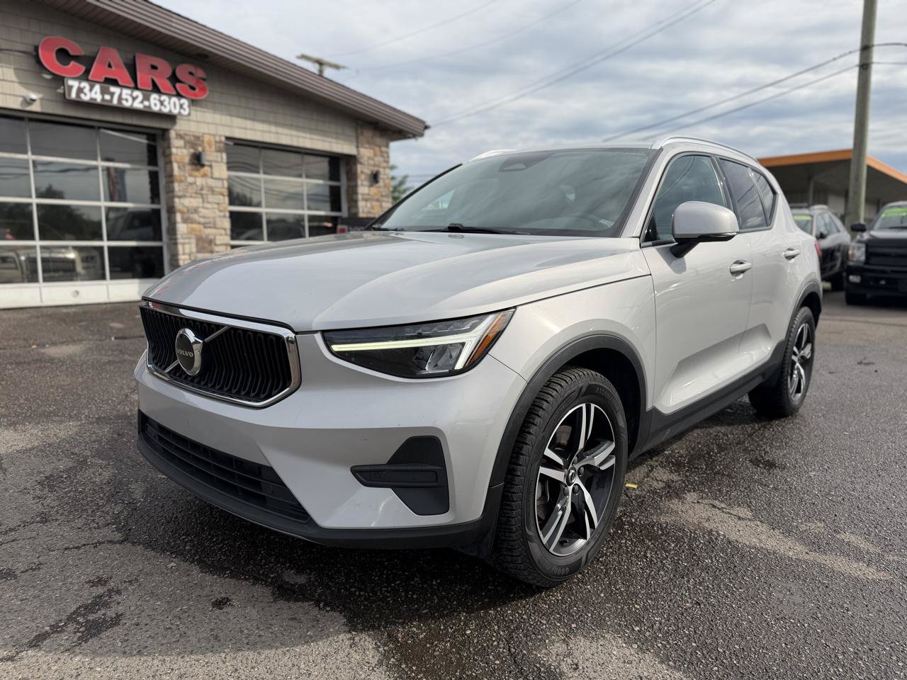 Used 2023 Volvo XC40 B5 Core AWD/4WD image 2