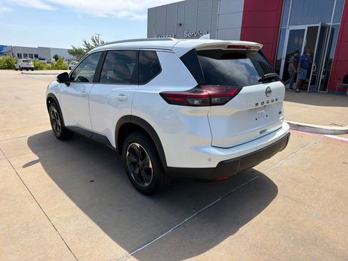 Used 2024 Nissan Rogue SV w/ SV Premium Package FWD image 3