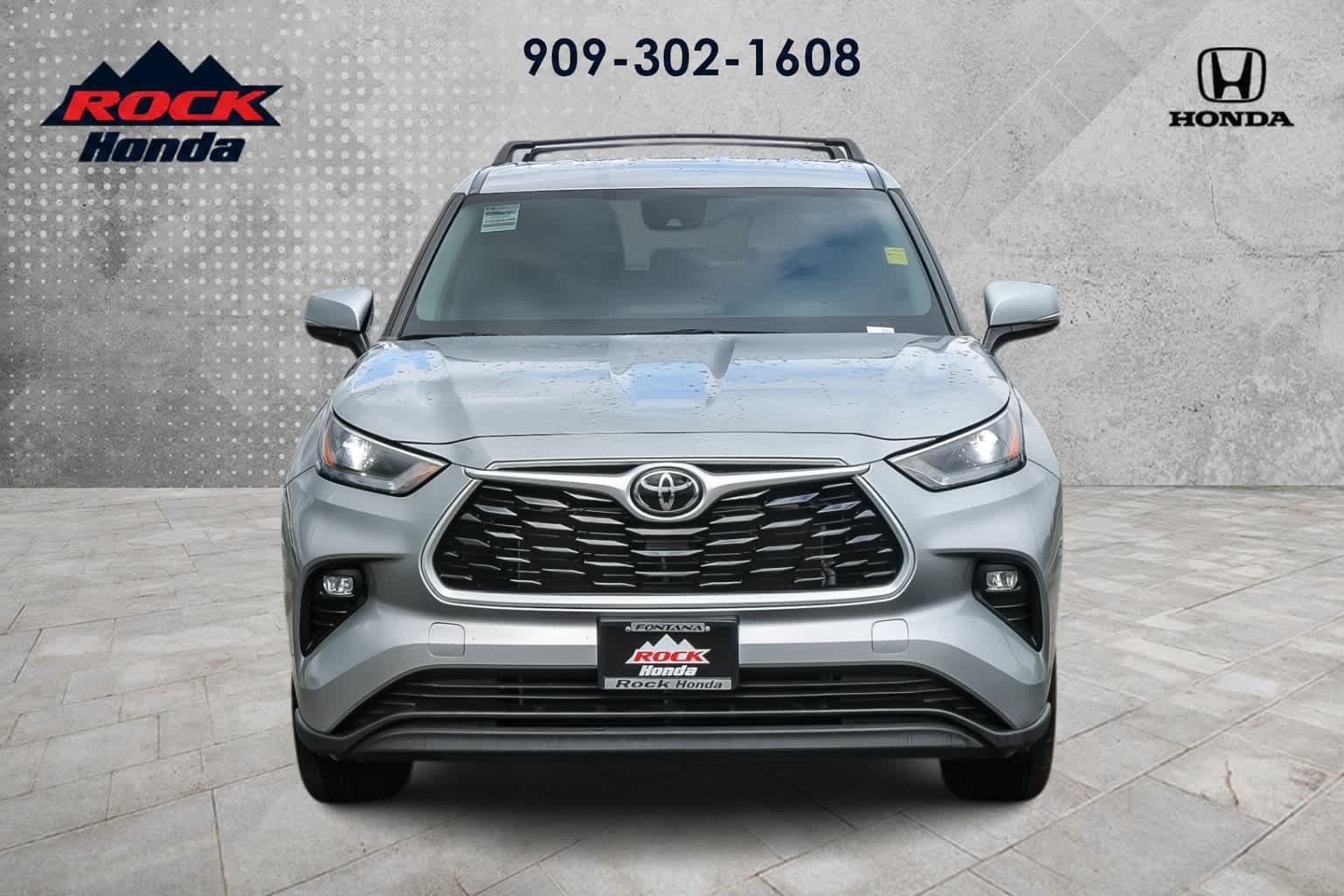 Used 2024 Toyota Highlander LE FWD image 2