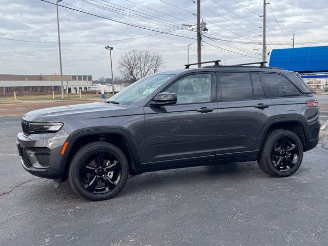 Used 2023 Jeep Grand Cherokee Altitude AWD/4WD image 3