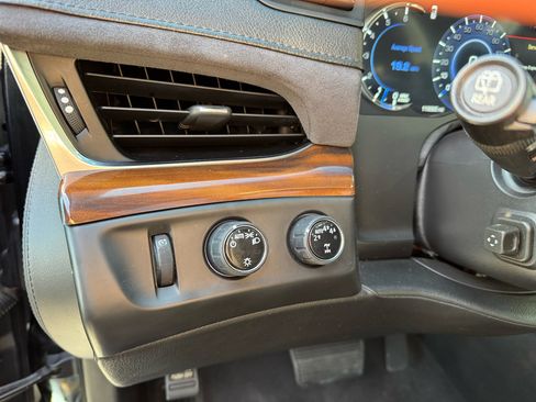 Used 2019 Cadillac Escalade Luxury image 18